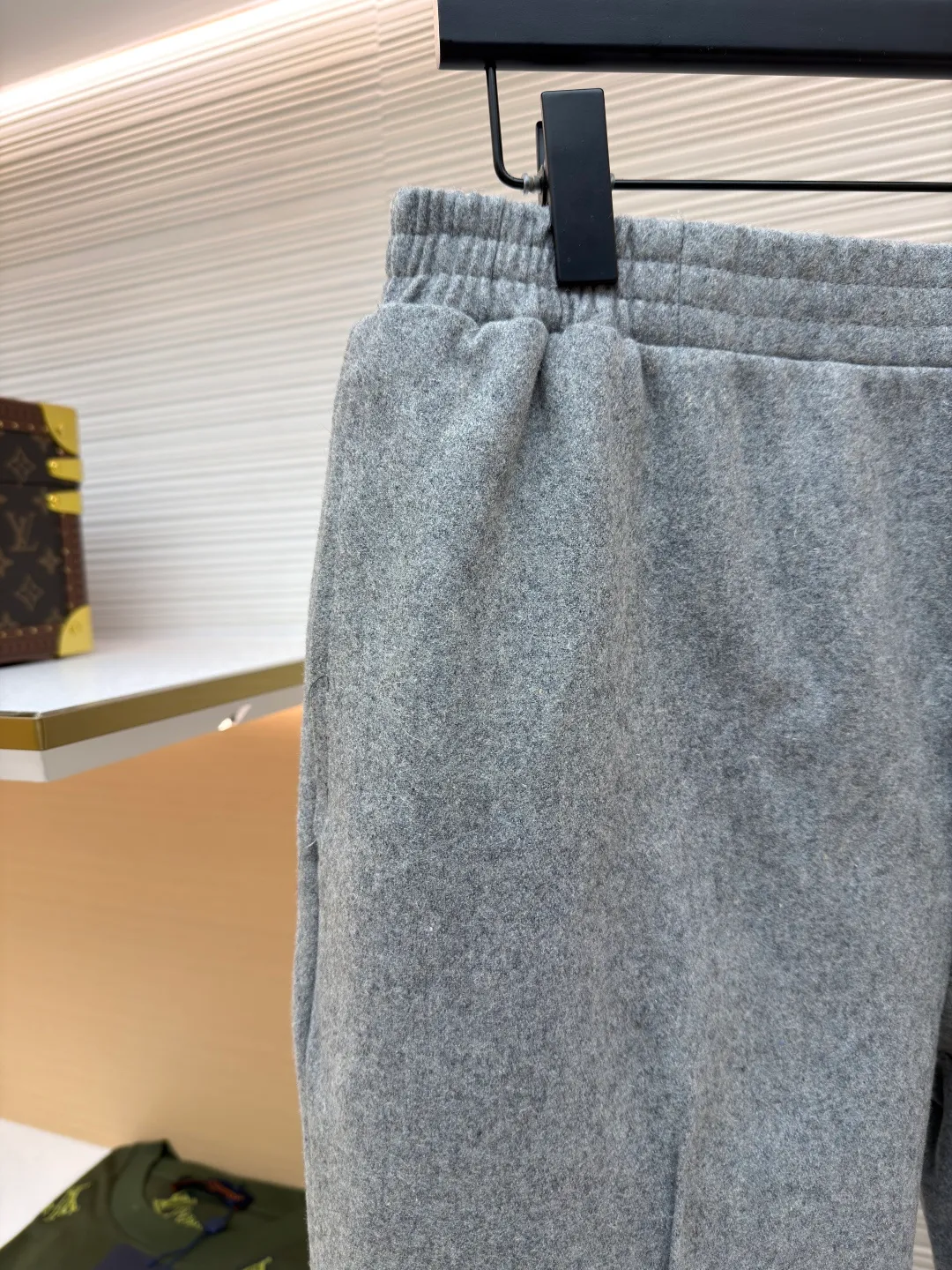 LOUISVUITTON iron label wool trousers ●Authentic product: purchased and developed by 10874 ●Item number: 1680852-B15 ●Fabric: wool blend ●Technology: positioning cutting machine ●Version: fitted version ●Weight: about 735 grams ●Size: S-M-L-XL ●Description: Customized 80% wool, 14% spandex, 6% blended sheep wool fabric, full of texture and refined tailoring to reinterpret the dynamic silhouette. The elastic waist upgrades the drape texture, the side pockets are cleverly integrated into the stitching, and the facial pleats are infused with elegance. The left leg is decorated with the brand's metal logo to once again confirm the brand's identity. The overall wiring is straight and delicate, the fabric is comfortable and soft, and the color is consistent without color difference. It can be matched with the same style to create a fashionable look and control various occasions. Customized accessories, complete with three standards, same style for men and women!